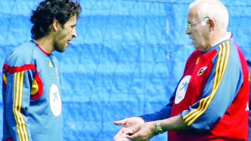 Un momento de la conversación de Luis Aragonés y Raúl el 17 de junio de 2006, durante el entrenamiento en Kamen (Alemania).