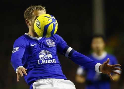 Neville (Everton) controla el balón durante un partido de la FA Cup en Liverpool