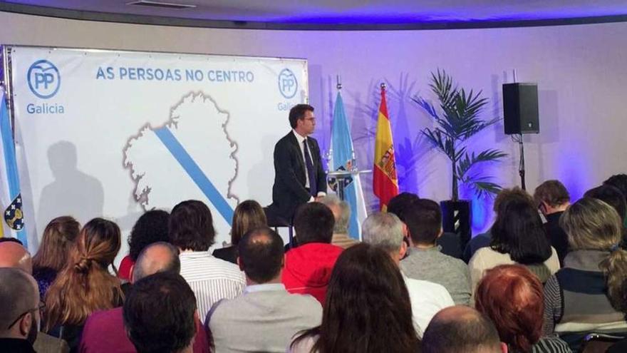 Núñez Feijóo, en el hotel Attica, con afiliados de las comarcas de A Coruña, Carballo y Betanzos.