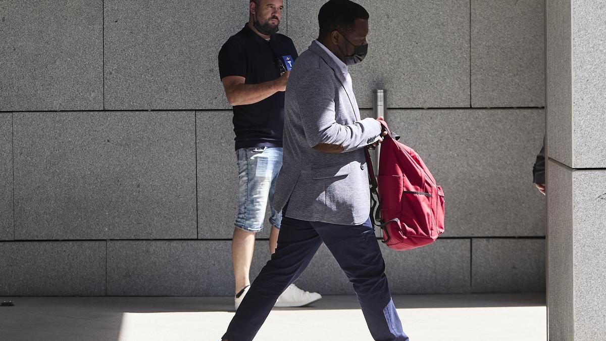 Samuel Kwesi se cruza con Eduardo Rial, sobrino del patrón del Villa de Pitanxo, tras testificar en la Audiencia Nacional.