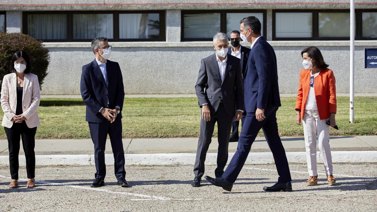 El presidente del Gobierno, Pedro Sánchez, a su llegada a la base aérea de Torrejón de Ardoz, el pasado 28 de agosto de 2021, ante los ministros Carolina Darias, Félix Bolaños, Fernando Grande-Marlaska y Margarita Robles.