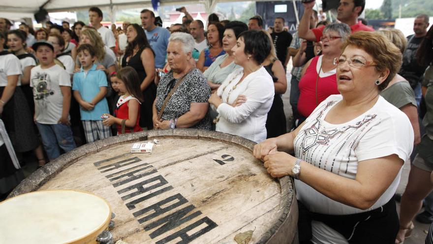 Un grupo de personas canta el &quot;Chalaneru&quot; en La Chalana.