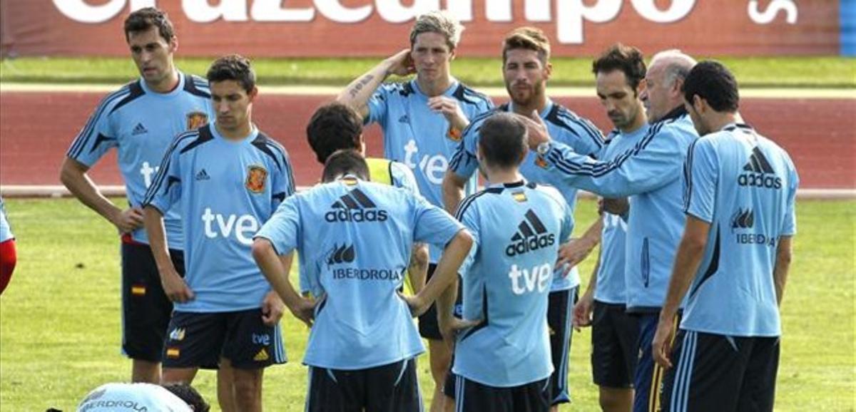 Del Bosque (al centre) dóna instruccions als jugadors durant un entrenament de la selecció a Las Rozas, aquesta setmana. Del Bosque (al centre) dóna instruccions als jugadors durant un entrenament de la selecció a Las Rozas, aquesta setmana.