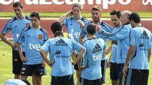 Del Bosque (al centre) dóna instruccions als jugadors durant un entrenament de la selecció a Las Rozas, aquesta setmana.