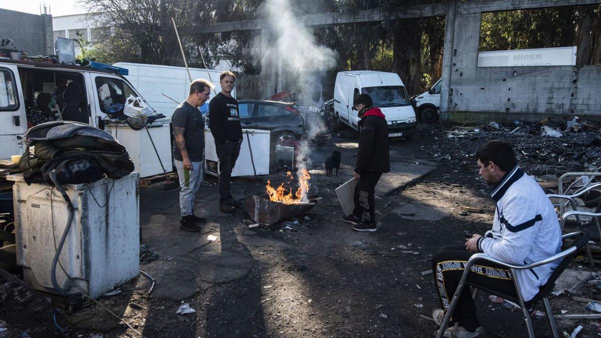 Residentes y antiguos vecinos de A Pasaxe, ayer, a la entrada del poblado. |   // CASTELEIRO/ROLLER AGENCIA