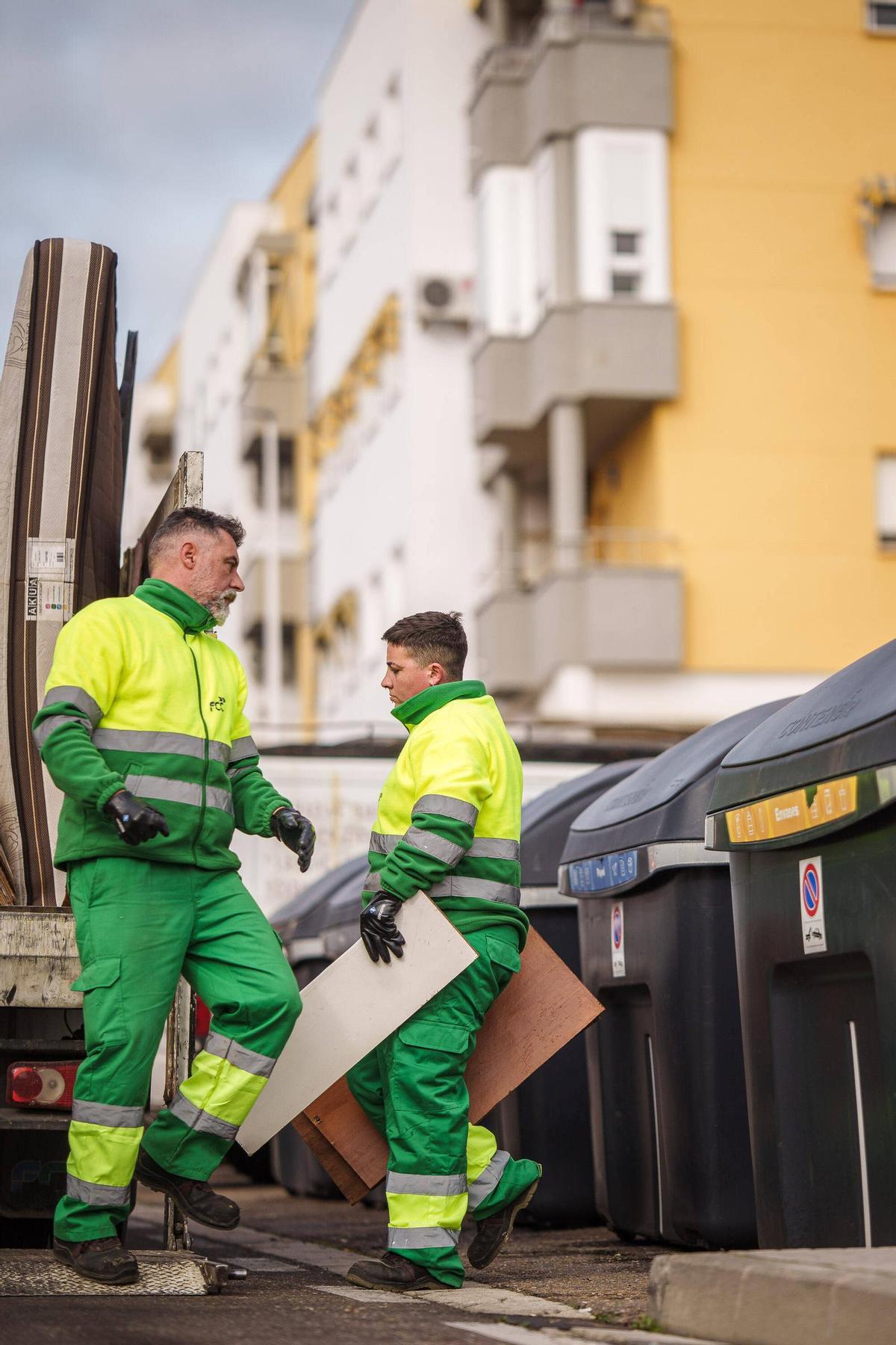 Alfonso Pino y Nerea Sanguido durante su recorrido diario por Mérida.