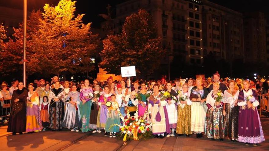 El Campo de Cariñena adorna el manto floral a la Virgen del Pilar