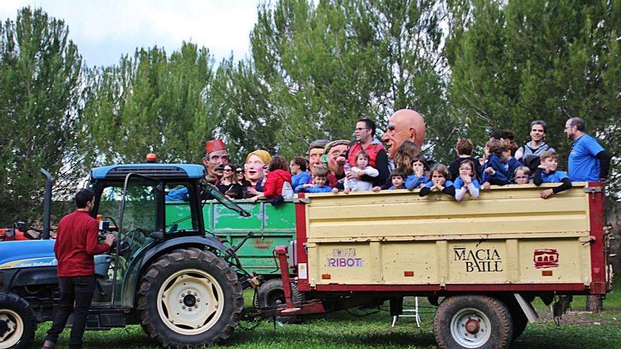 Los niños se divirtieron montando en los tractores junto con los cabezudos de la localidad.