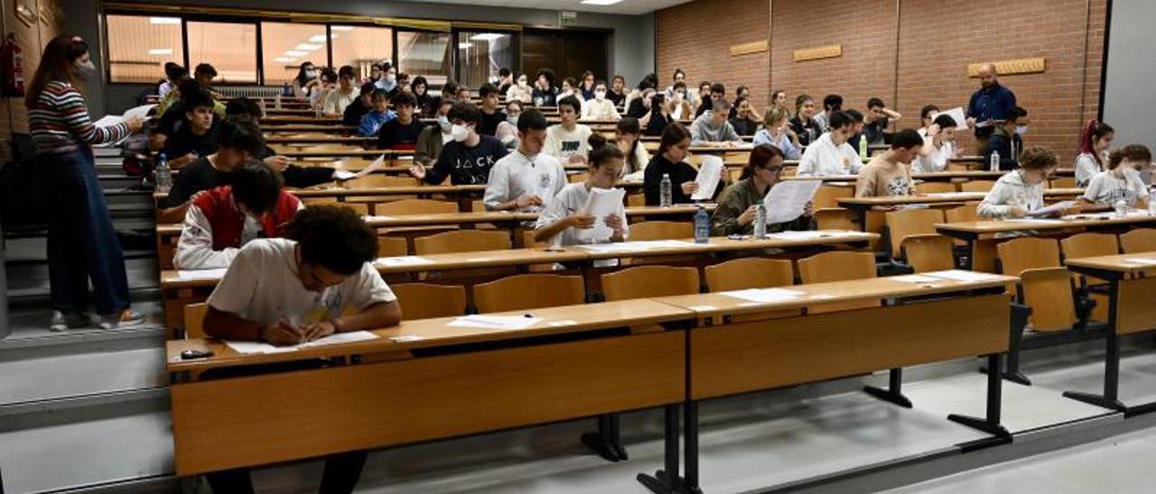 Estudiantes realizando las pruebas de acceso a la universidad en el campus de Pontevedra. |   // R. VÁZQUEZ