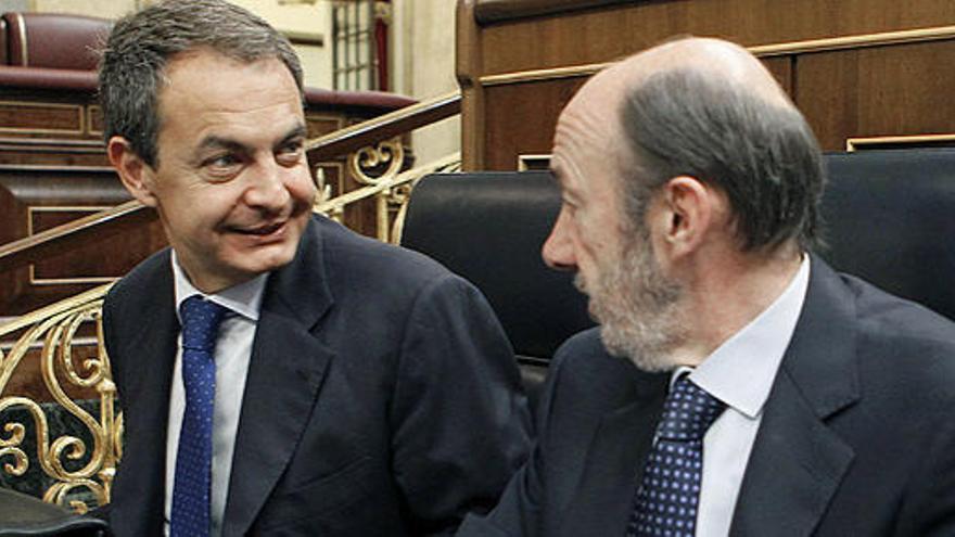 José Luis Rodríguez Zapatero, junto a Alfredo Pérez Rubalcaba, este miércoles en el Congreso