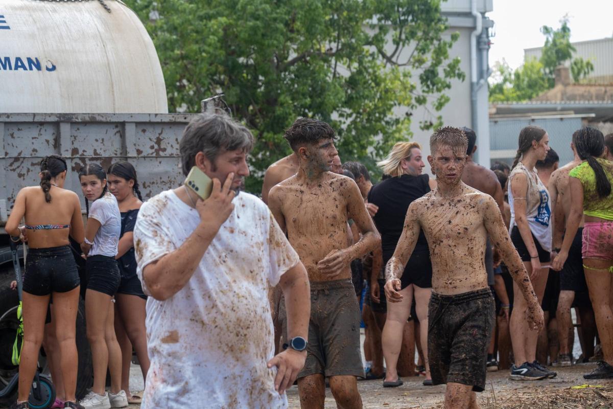 Sa Vermada de Binissalem arranca con su multitudinaria ‘guerra de raïm’ y la ‘Festa dels Trepitjadors’