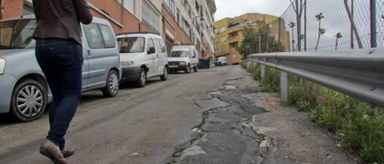 Los vecinos de Doña Amalia exigen la reparación de la gran grieta de la calle
