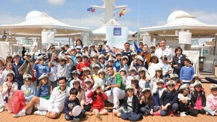 Ochenta niños del Eusebio da Guarda visitan el crucero &#039;Empress&#039;