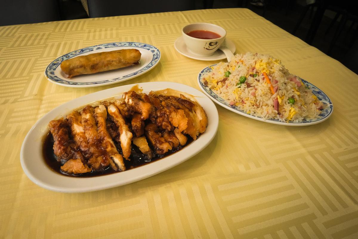 Pollo con salsa, arroz tres delicias y un rollito de primavera, algunos de los platos estrella del restaurante Taiwan