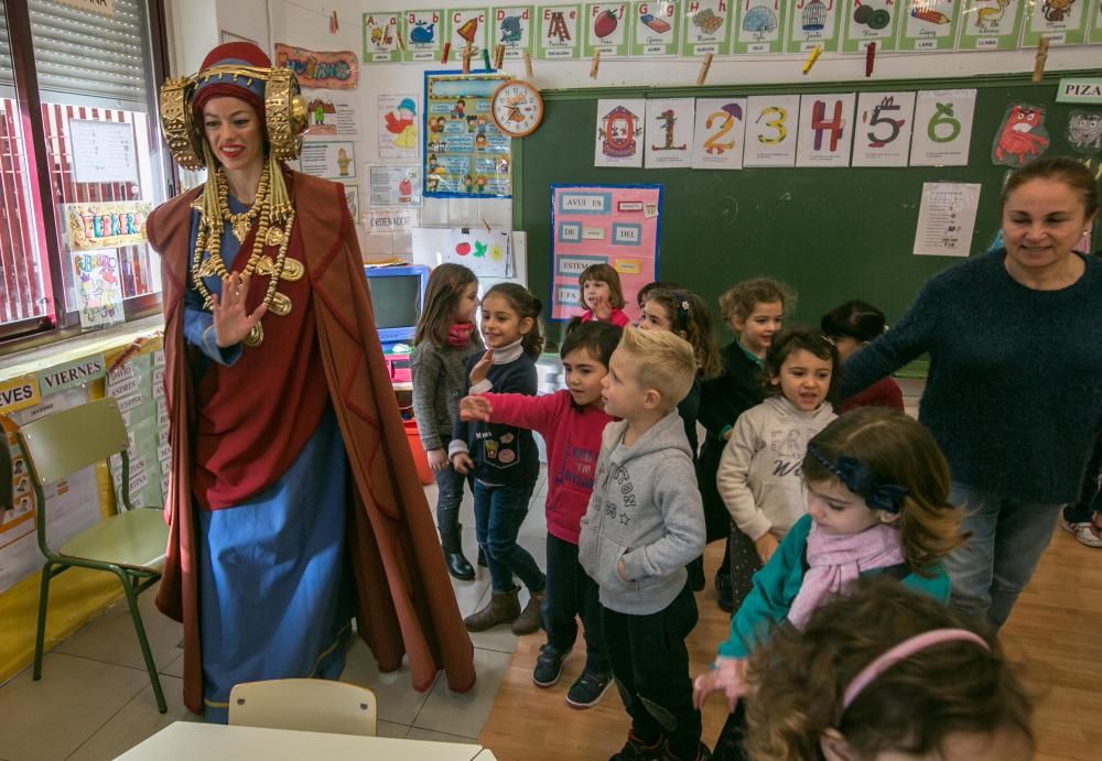 La Dama Viviente visita los colegios de Elche