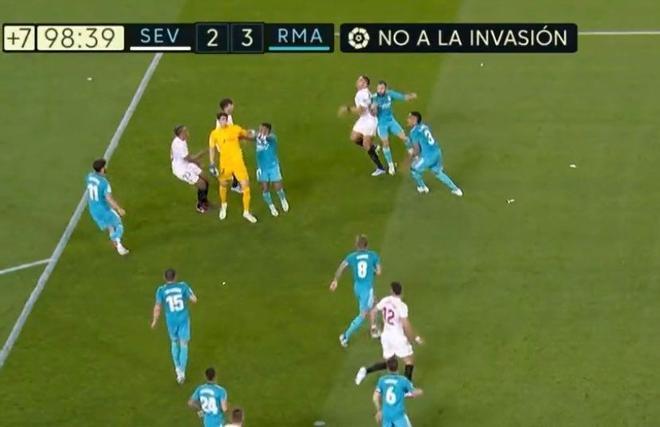 Penalti de Carvajal a Diego Carlos en el último minuto del Sevilla-Madrid