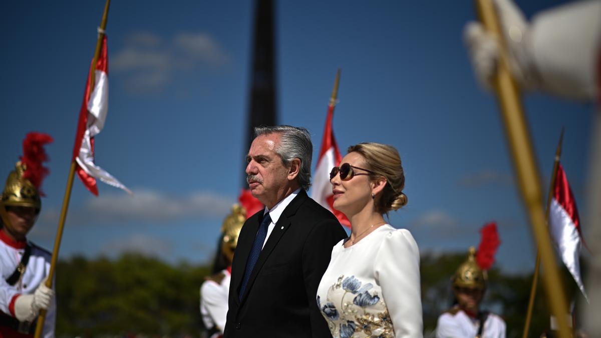 El presidente de Argentina, Alberto Fernández (i), junto a su esposa, Fabiola Yáñez (d) llegan al Palacio del Planalto, el 26 de junio de 2023 en Brasilia (Brasil).