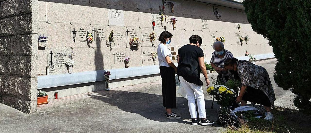 Personas limpian una zona de la parte nueva
del cementerio de San Mauro. |   // GUSTAVO SANTOS