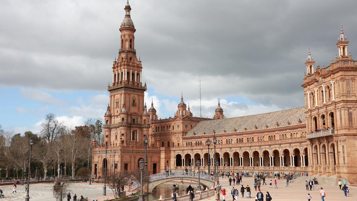 Turistas visitan la Plaza de España