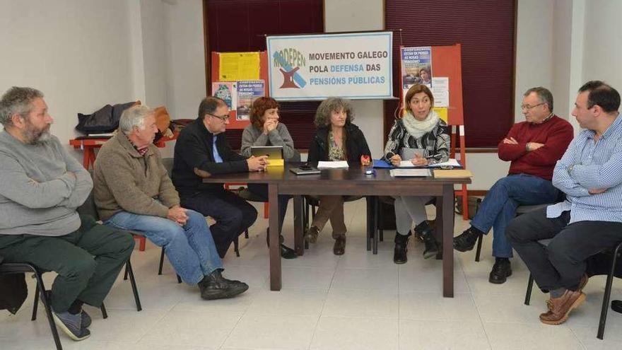 Alexandra Fernández, Lidia Senra y Victoria Portas, en la mesa de la reunión con los marineros. // G.S.