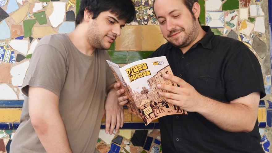 Vicente Perpiñá y Carlos Mercé, con la revista «Plaça del Mercat».