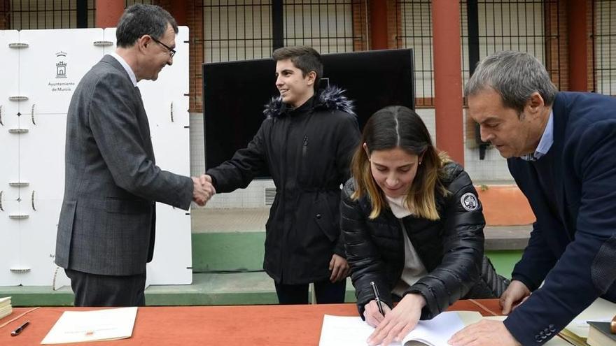 El alcalde Ballesta, los directores de los centros y representantes estudiantes firmaron el convenio.