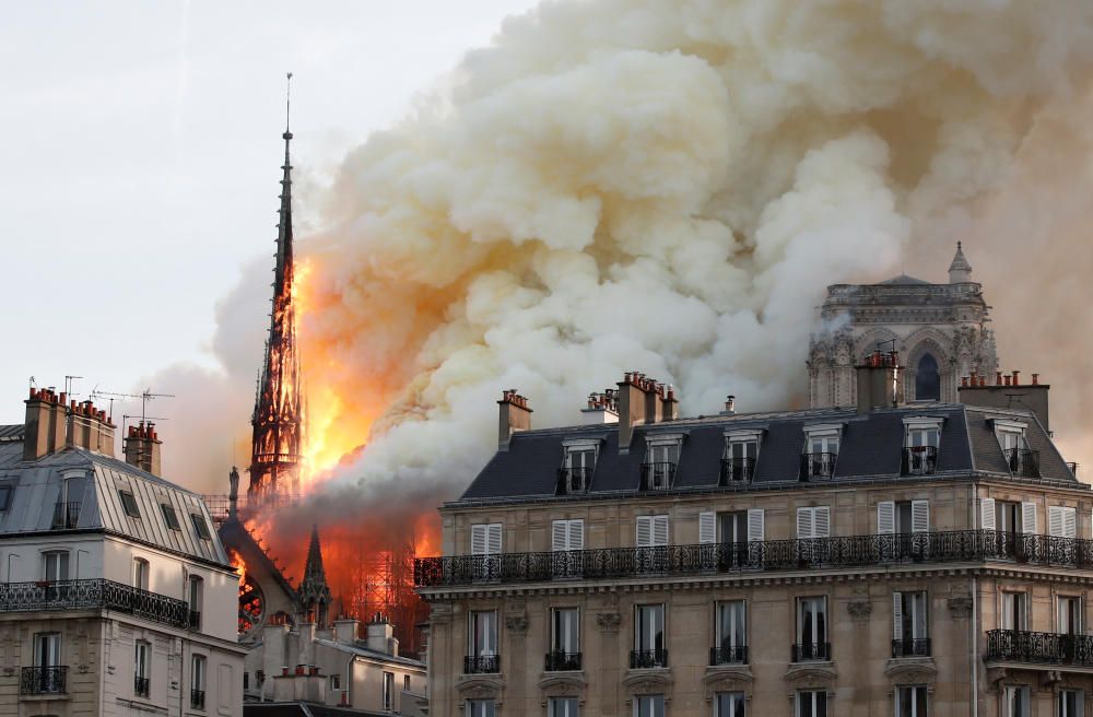 Un incendi crema Notre Dame de París