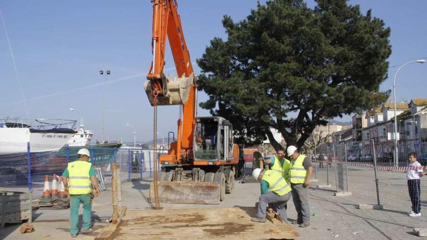 Los operarios de la constructora ayer durante los preparativos de las obras. // Santos Álvarez