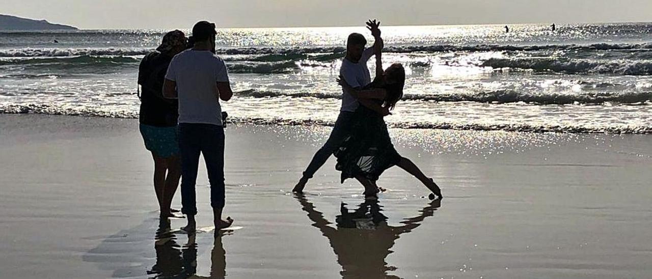Un momento de la grabación del videoclip, en la playa grovense de A Lanzada.