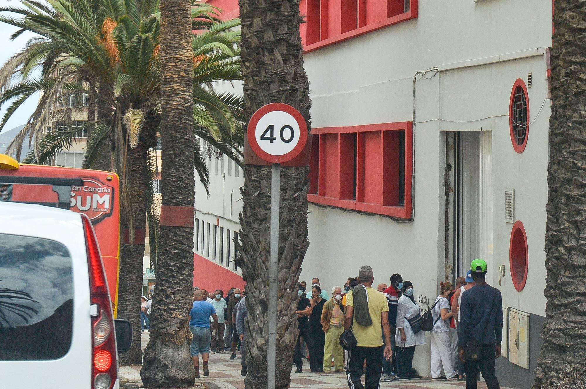 Colas en la sede de caritas en la Avenida de Escaleritas