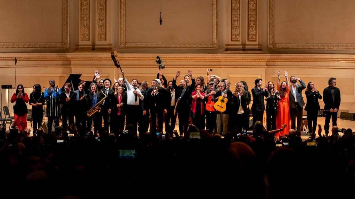Los músicos participantes en la gala de homenaje a Paco de Lucía en el Carnegie Hall de Nueva York saludan tras finalizar el concierto.