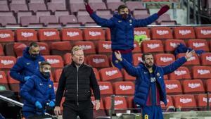 Koeman protesta desde el banquillo una decisión arbitral durante el Barça-Eibar.