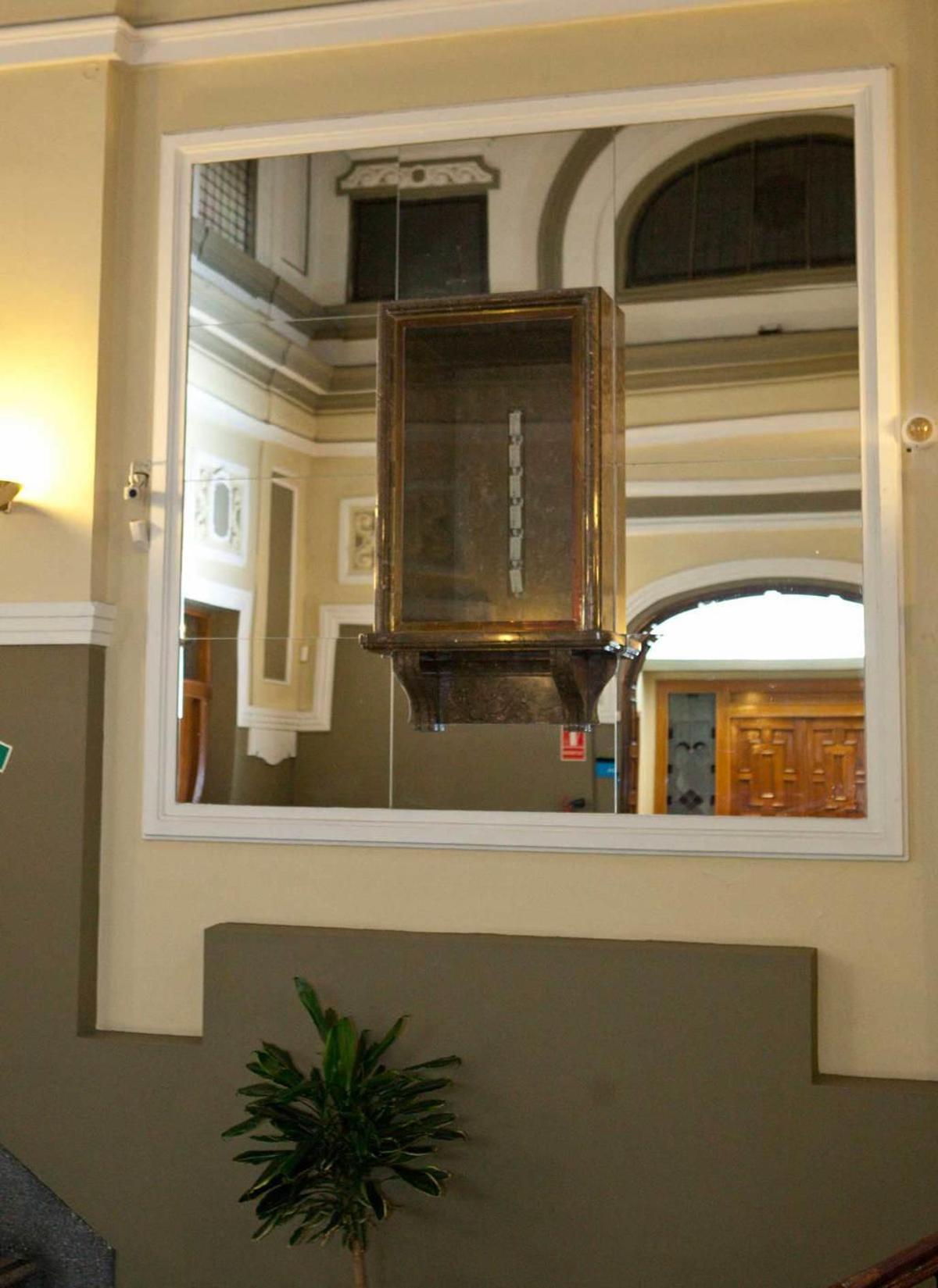 El juez avala la retirada de la imagen de la Virgen del Carbayu del Ayuntamiento