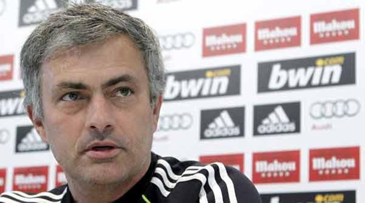 El meu equip es mereix ser defensat, va dir Mourinho, i tot seguit va demanar una reunió amb Florentino Pérez.
