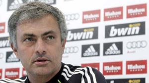 El meu equip es mereix ser defensat, va dir Mourinho, i tot seguit va demanar una reunió amb Florentino Pérez.