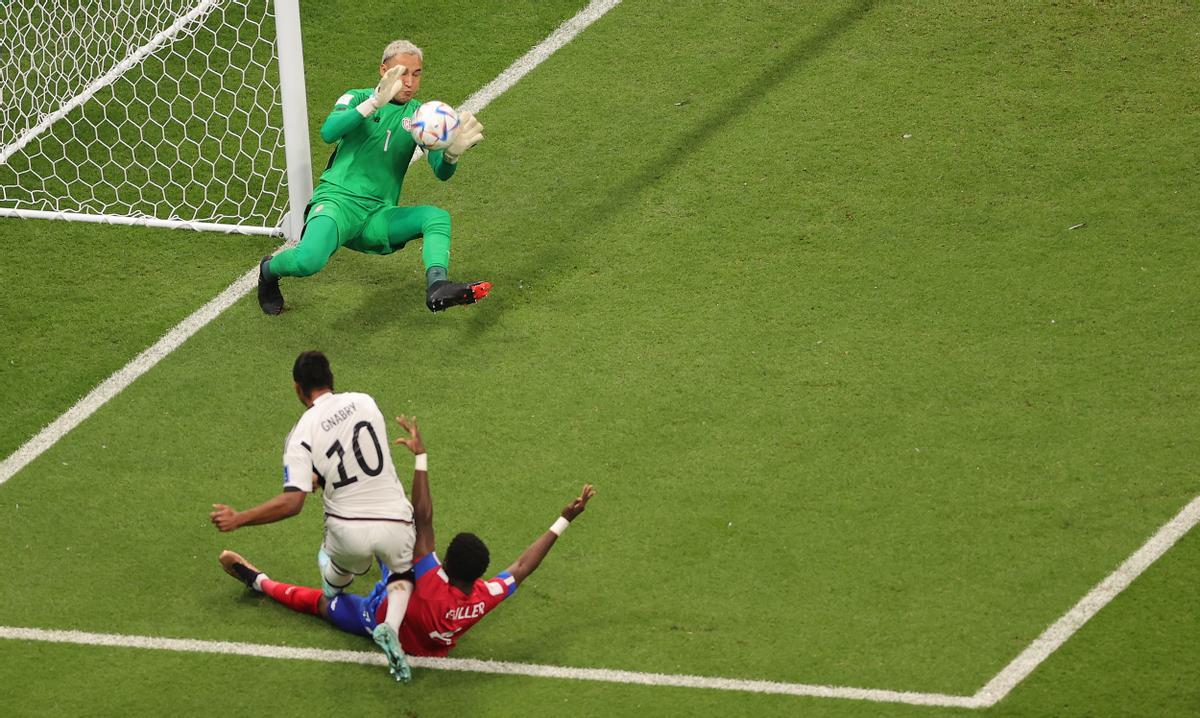 Al Khor (Qatar), 01/12/2022.- Goalkeeper Keylor Navas of Costa Rica saves a shot of Serge Gnabry of Germany (front) during the FIFA World Cup 2022 group E soccer match between Costa Rica and Germany at Al Bayt Stadium in Al Khor, Qatar, 01 December 2022. (Mundial de Fútbol, Alemania, Catar) EFE/EPA/Friedemann Vogel