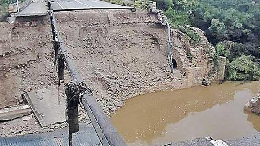 La carretera de la Colònia de Sant Pere ha quedado destrozada.