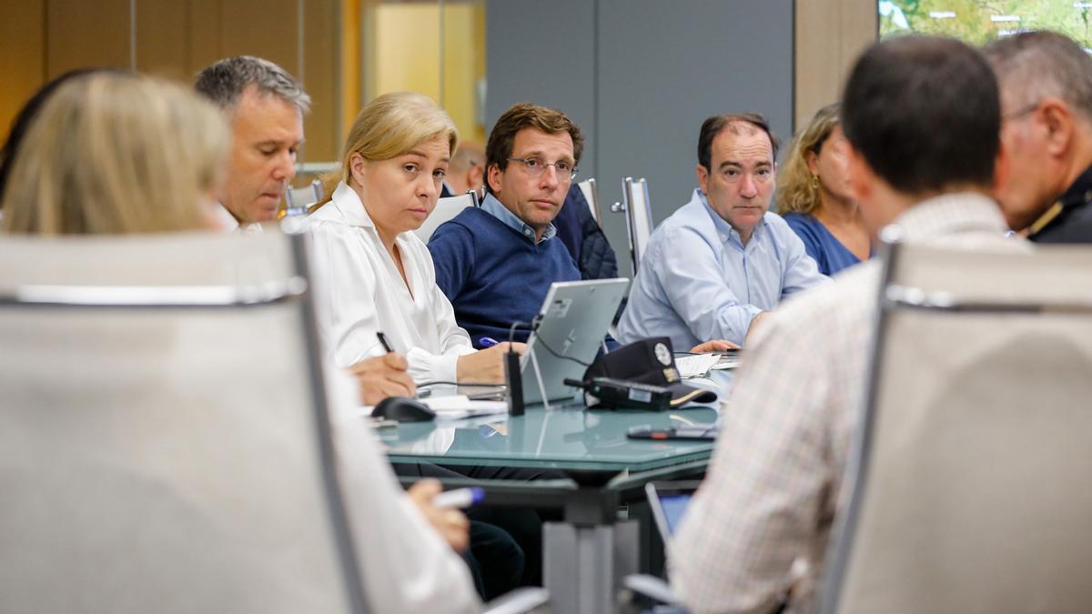 El alcalde de Madrid, José Luis Martínez-Almeida asiste a la reunión de coordinación con los responsables de los servicios implicados del Plan de Actuación de Inundaciones (PAINUNAM) en el Centro Integrado de Seguridad y Emergencias (CISEM).
