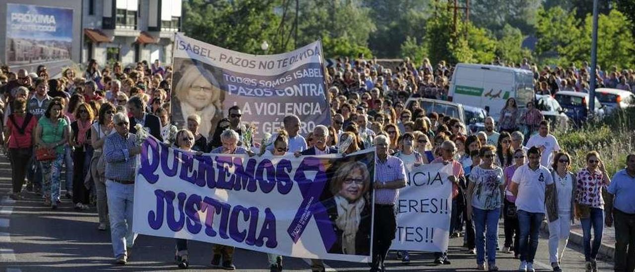 Cientos de personas recorrieron Verín tras el crimen machista para reclamar justicia. // Brais Lorenzo