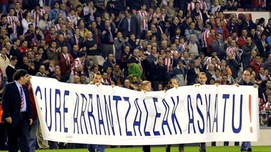 Familiares de los tripulantes del &quot;Alakrana&quot; pidieron ayer el fin del secuestro en el estadio bilbaíno de San Mamés, donde portaron una pancarta con el lema &quot;Gure arrantzaleak askatu&quot; (&quot;Liberar a nuestros pescadores&quot;). Los familiares de los secuestrados salieron al terreno de juego en los prolegómenos del partido Athletic-Rayo Vallecano, de la Copa del Rey. El club rojiblanco se unió asi &quot;al deseo de que los tripulantes del Alakrana sean liberados&quot;.