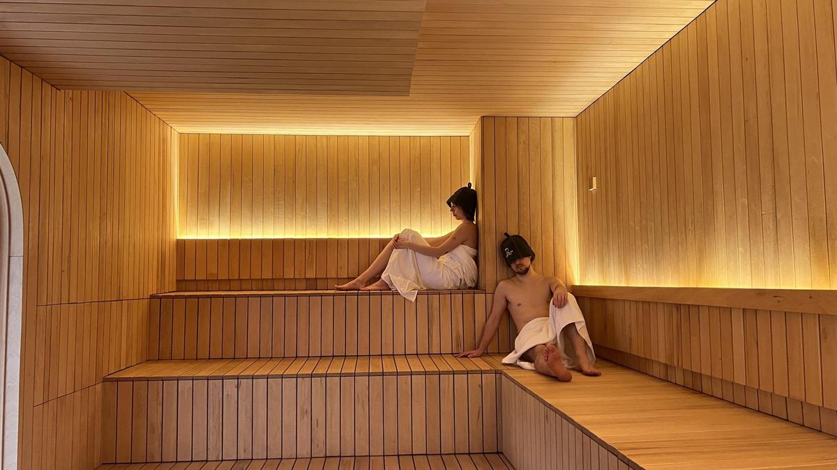 En la 'banya' comunal de Par con sábana y gorro de fieltro de lana.