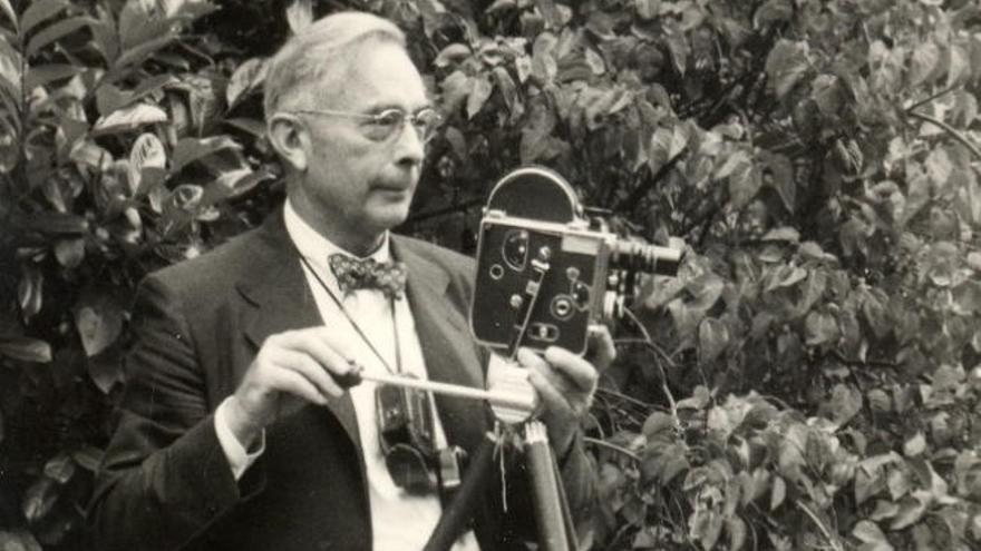 David J. Leacock, con la cámara en el jardín.