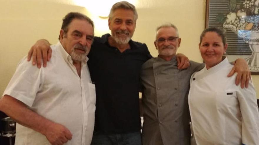 En la imagen se puede observar el equipo del restaurante El Coto de Antonio junto a George Clooney.