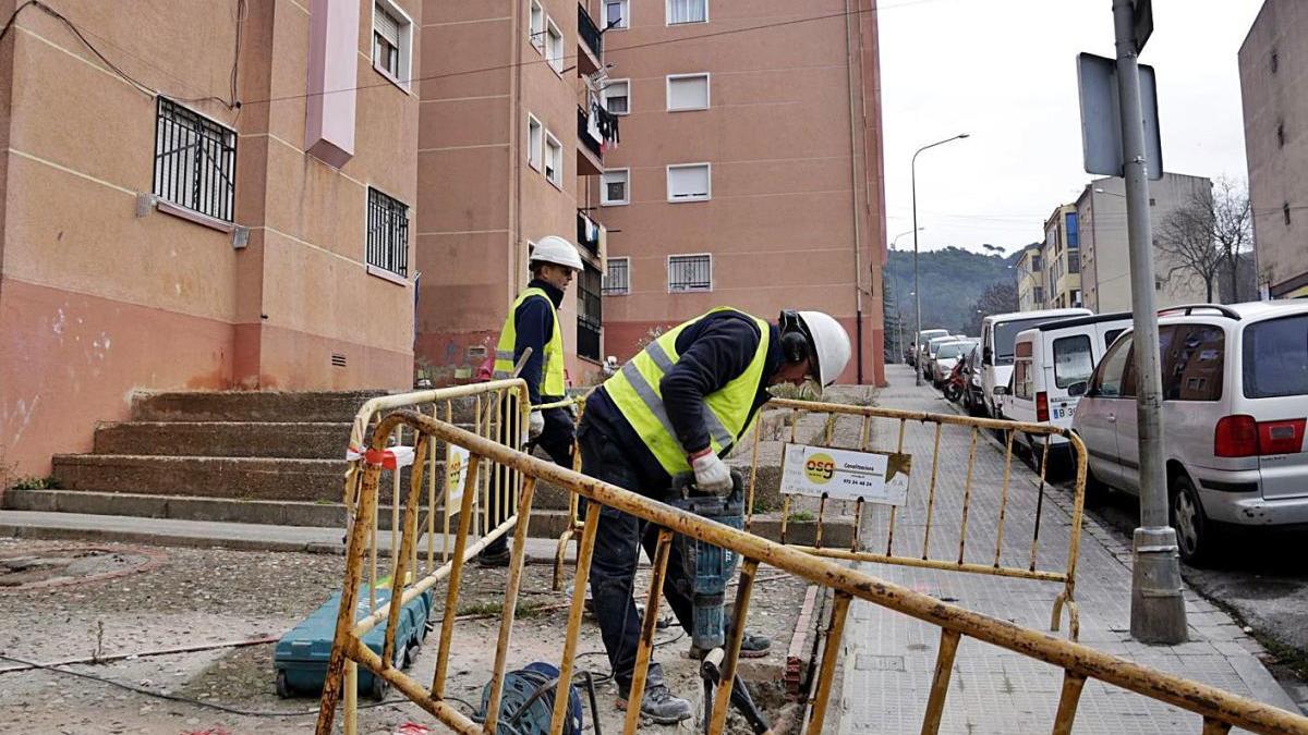 Operaris treballant al carrer Mimosa de Font de la Pólvora.