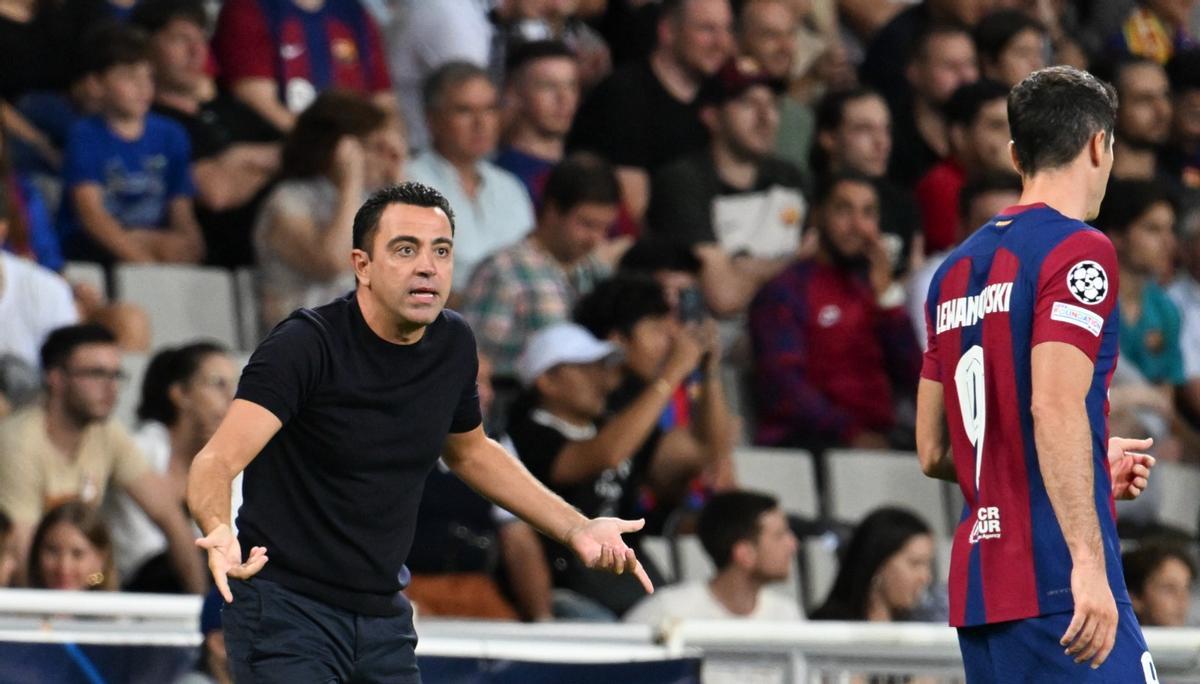 Xavi da instrucciones a Lewandowski durante el Barça-Amberes en Montjuïc.