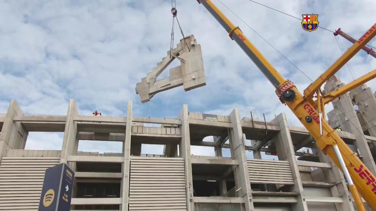 Fase final de les obres a la tercera graderia del Gol Sud al Camp Nou