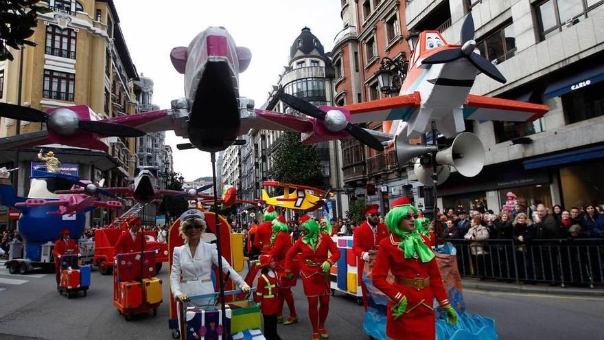 El grupo &quot;Viaje con los mismos&quot;, desfilando por la calle Uría.