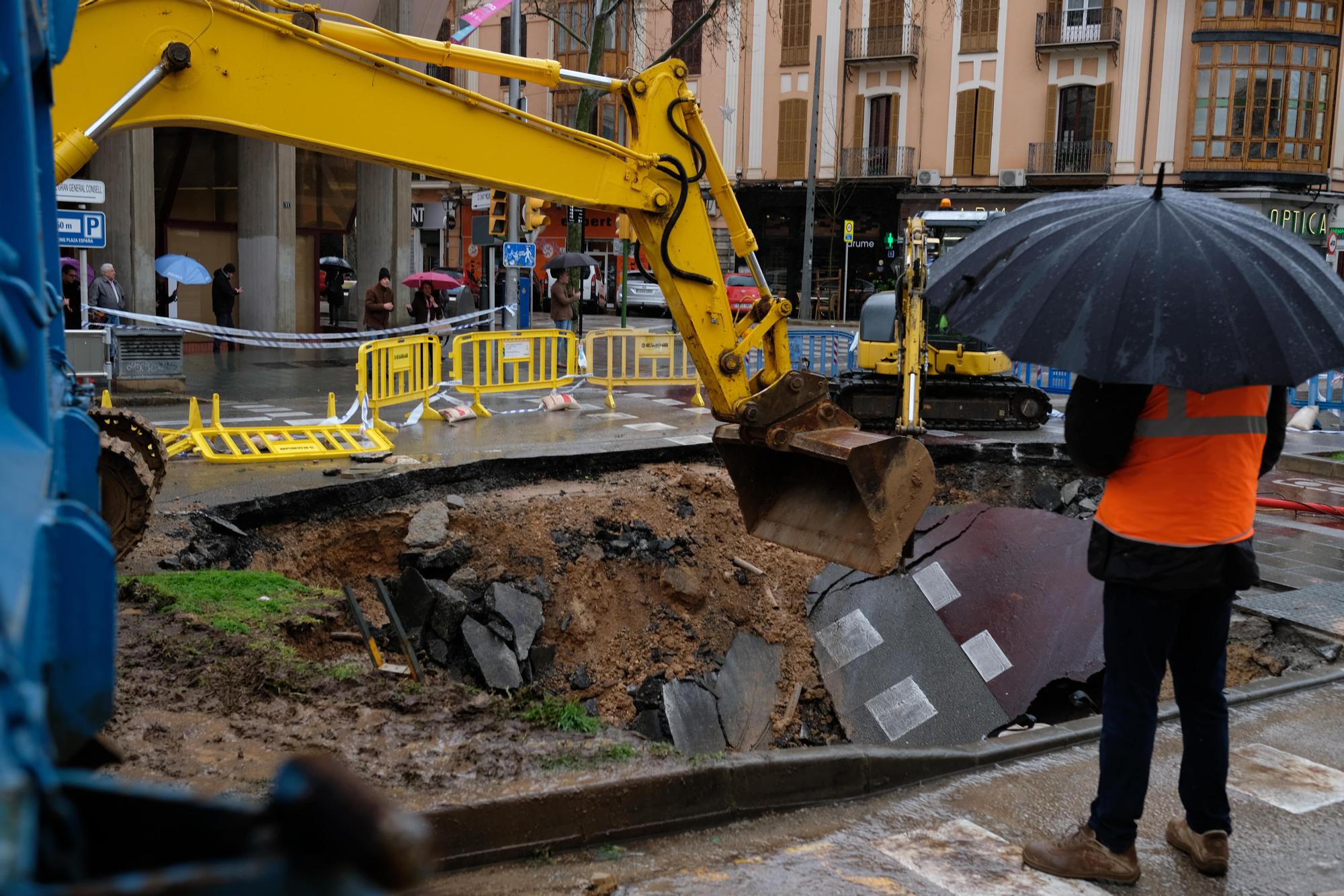 FOTOS | Socavones en las Avenidas y en el Paseo Marítimo de Palma