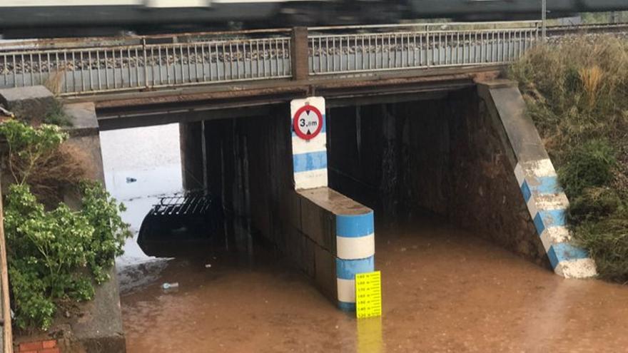 Coche atrapado por el agua en Nules.