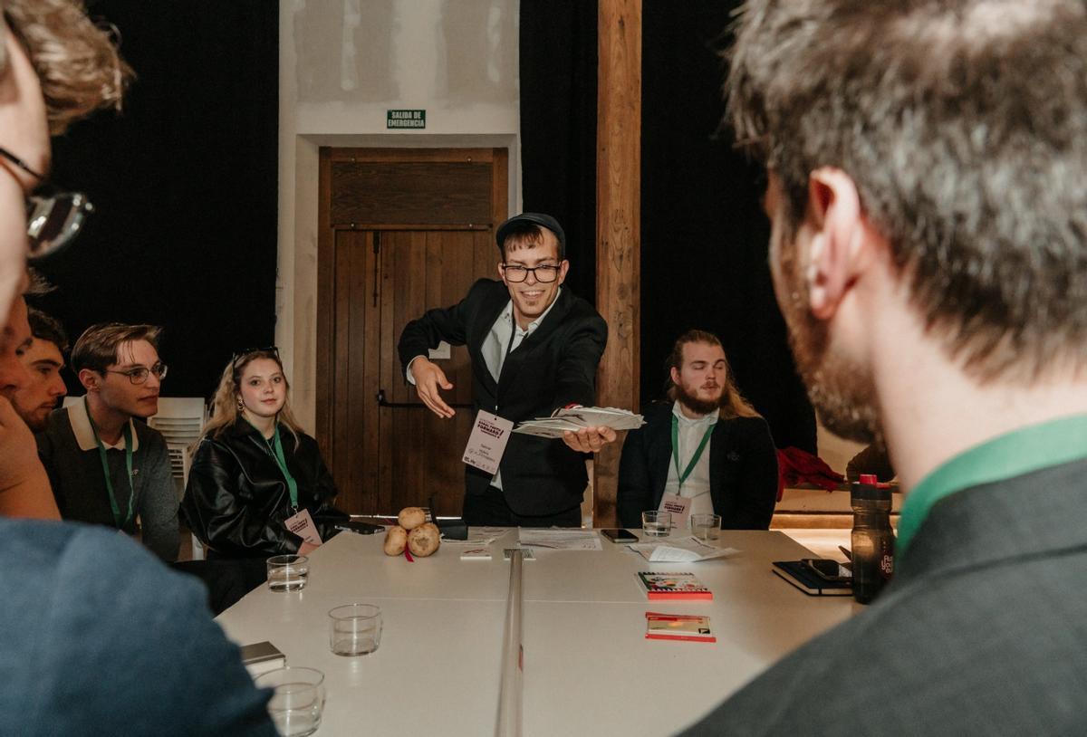 Los participantes en el evento de Infiesto prueban el juego de cartas.